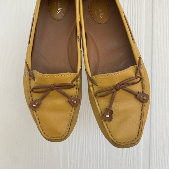 Clarks Artisan Dunbar Racer Mustard Leather Loafers Size Women's 9 - Picture 3 of 8